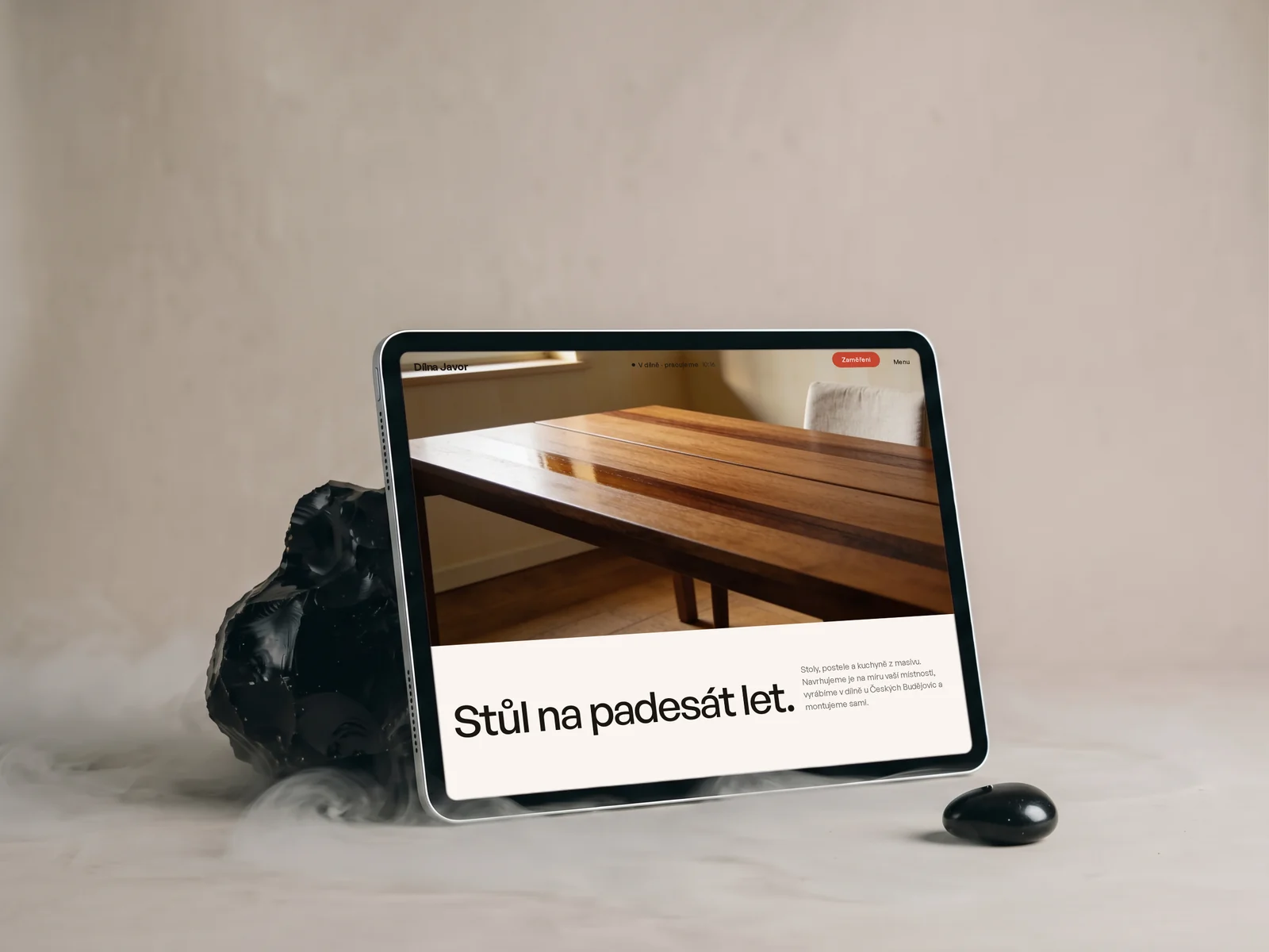 Web Dílna Javor na tabletu vedle kusu obsidiánu