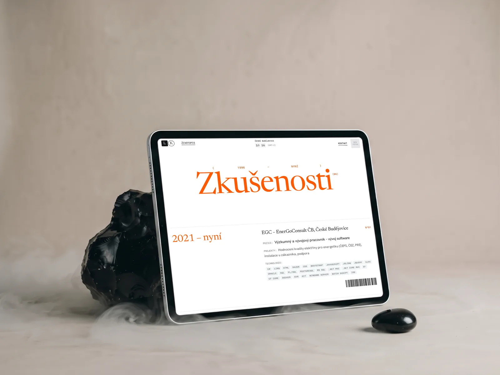 Web Lenky K. na tabletu vedle kusu obsidiánu, část se zkušenostmi