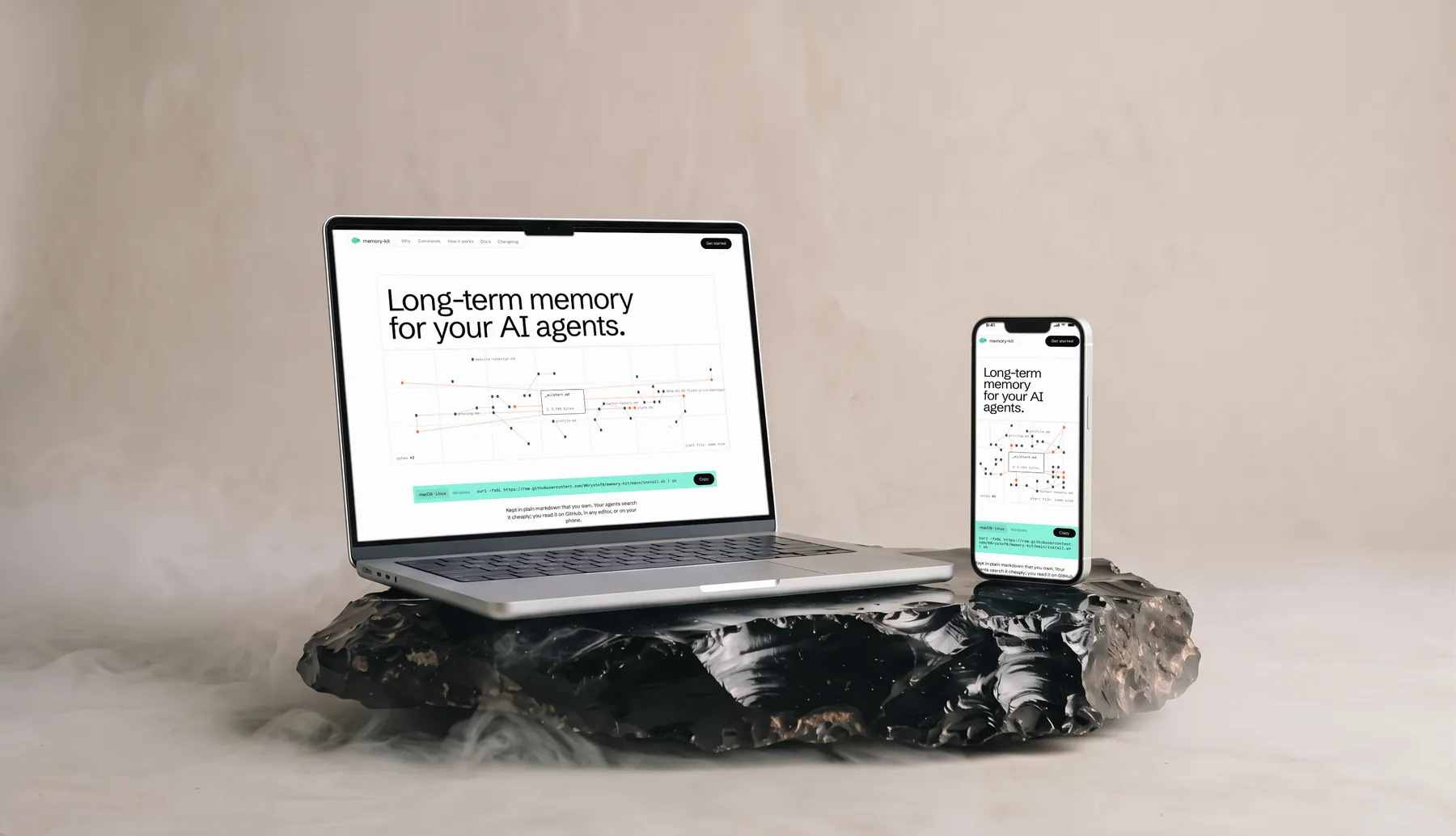 Web memory-kit na notebooku a telefonu, položených na obsidiánu, úvod Long-term memory for your AI agents