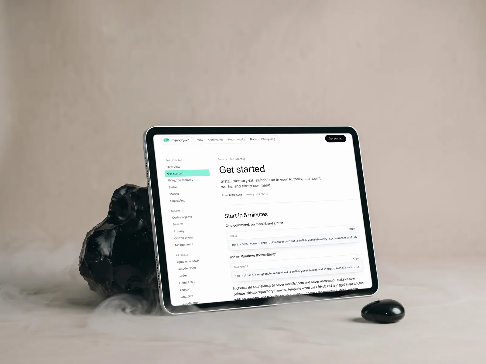 Dokumentace memory-kit na tabletu vedle kusu obsidiánu, stránka Get started
